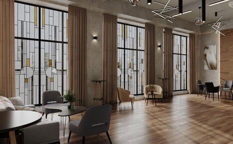 Арендовать Лофт Мираж. Просторное помещение с деревянным полом, большими окнами в витражном стиле и бежевыми шторами. Разнообразная мебель: кресла, столики. Современные подвесные светильники, картины на стенах. Освещение точечное и настенное.