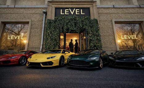 Арендовать Level 5(Лэвел 5). Вид здания с крупными окнами и вывесками "LEVEL", обрамленное растительностью. Перед входом выстроены три спортивных автомобиля красного, жёлтого и зелёного цветов. Внутри видны силуэты людей.