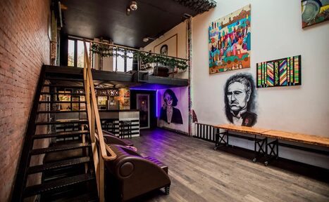 Арендовать Street Art Loft (Стрит Арт Лофт). Лофт-пространство с деревянным полом, черным потолком, металлической лестницей на второй этаж. Кожаные диваны, деревянные столы. Стены украшены крупными граффити и картинами. Яркое освещение и неоновая подсветка.