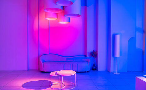 Арендовать Роскошный панорамный лофт . Стол с накрытой посудой. Декоративная подставка с книгами. Диско-шары на полу