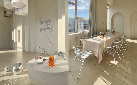 Арендовать Роскошный панорамный лофт . Вид сверху. Стол с накрытой посудой. Декоративная подставка с книгами. Диско-шары на полу