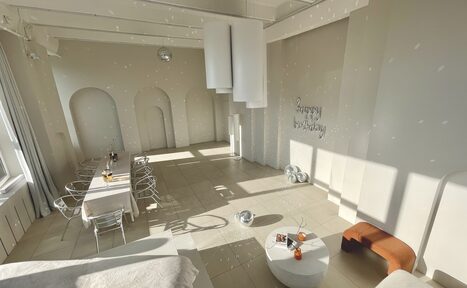 Арендовать Роскошный панорамный лофт . Свободное пространство. Небольшие журнальные столики. Дизайнерские стулья