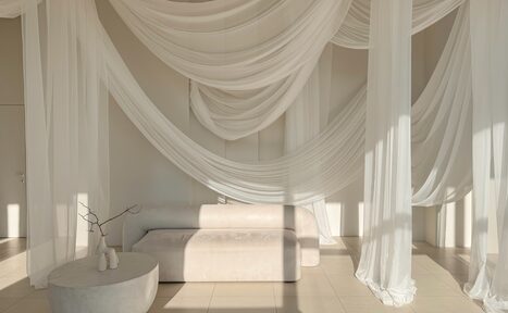 Арендовать Роскошный панорамный лофт . Диванчик с небольшим столиком. Декоративные элементы интерьера