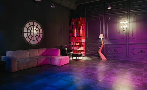 Арендовать Стильный панорамный лофт на Петроградке. Диско-шар. Играющий свет. Подсвеченные буквы HAPPY. Профессиональная лампа. Декоративный стул