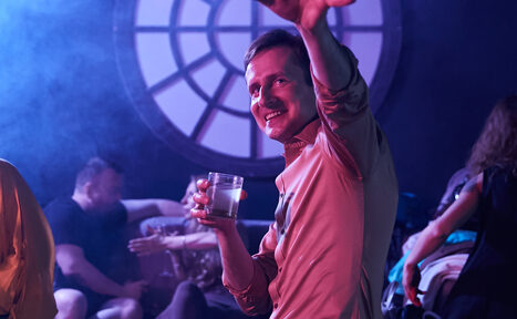 Арендовать Стильный панорамный лофт на Петроградке. Приглушённый свет. Диван. Книжная полка. Абстрактная лампа