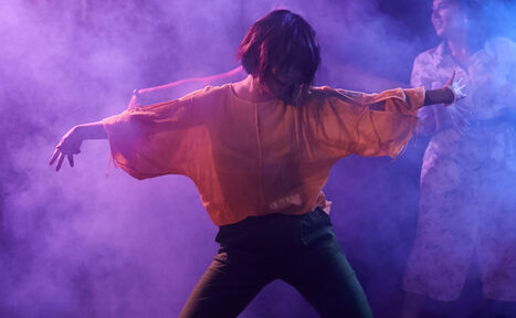 Арендовать Стильный панорамный лофт на Петроградке. Диван. Кондиционер. Книжная полка. Лампа. Подвесной светильник