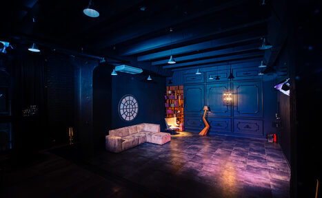 Арендовать Стильный панорамный лофт на Петроградке. Танцующая девушка в дыму