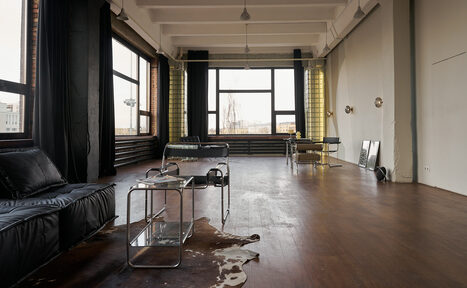 Арендовать Большой стильный лофт с панорамными окнами