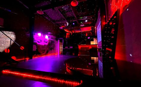 Арендовать Soul Loft . Группы людей позирует на камеру. Они проводят тематическое мероприятие с раскраской лица