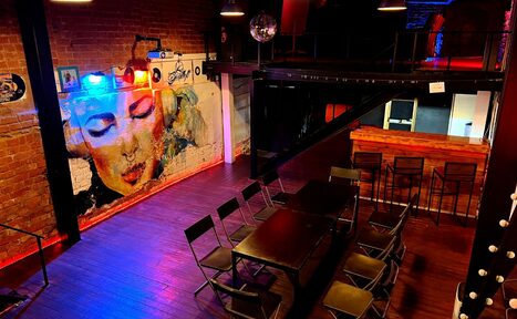 Арендовать Soul Loft . Люди празднуют день рождения, летит конфетти, все радуются 
