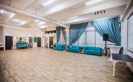 Арендовать Белый лофт с окнами в пол для детских праздников