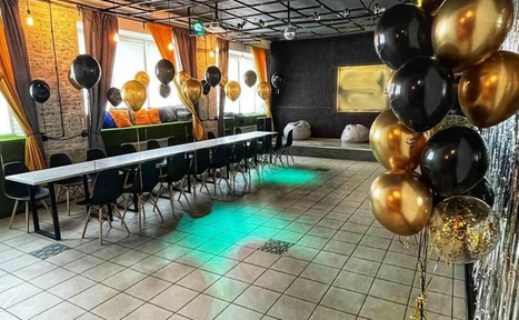 Арендовать ГазЛОФТ. Лофт со сценой рядом с метро . Танцпол. Столы со стульями и шариками. Сцена с пуфами