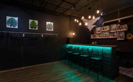 Арендовать ГазЛОФТ. Лофт со сценой рядом с метро . Барная стойка со стульями. Настенные полки. Вешалки