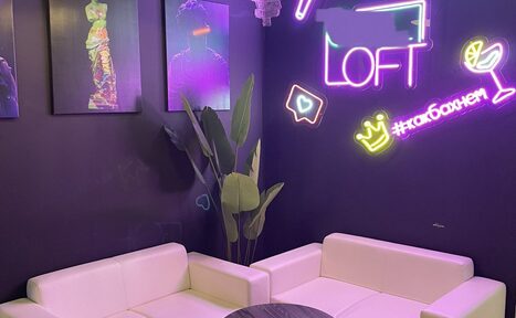 Арендовать ГазЛОФТ. Лофт со сценой рядом с метро . Неоновая подсветка, картины на стенах. Диваны с журнальным столиком