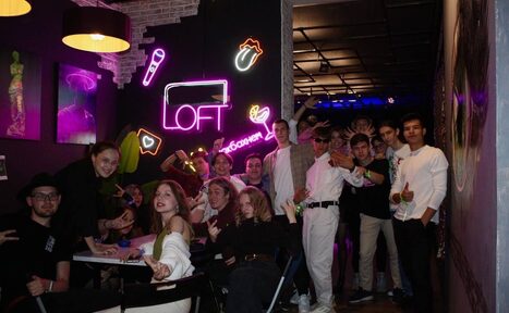 Арендовать ГазЛОФТ. Лофт со сценой рядом с метро . Компания празднует мероприятие и фотографируются