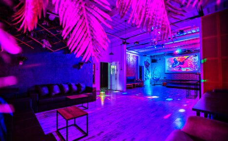 Арендовать Лофт Комод. Уютный лофт со сценой, караоке и барбекю