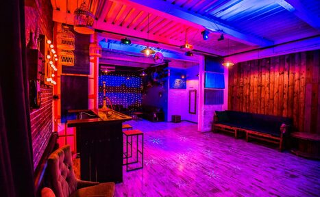 Арендовать Лофт Комод. Уютный лофт со сценой, караоке и барбекю