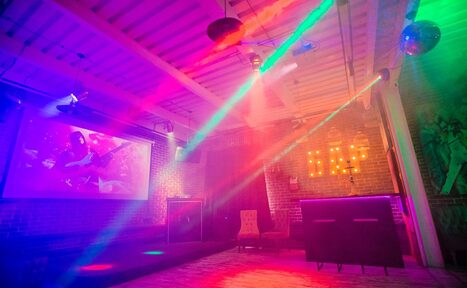 Арендовать Лофт Комод. Уютный лофт со сценой, караоке и барбекю