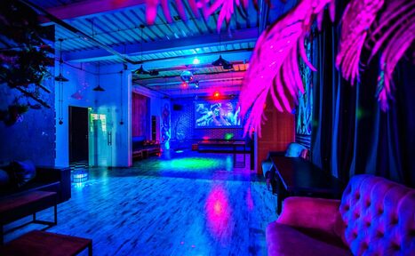 Арендовать Лофт Комод. Уютный лофт со сценой, караоке и барбекю