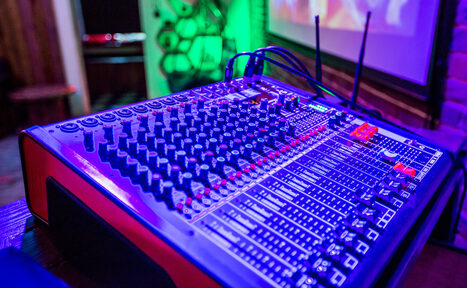 Арендовать Лофт Комод. Уютный лофт со сценой, караоке и барбекю