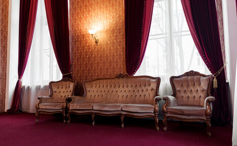 Арендовать Зал с камином и мебелью в антикварном стиле
