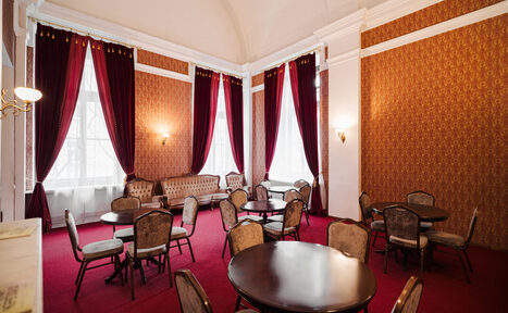 Арендовать Зал с камином и мебелью в антикварном стиле