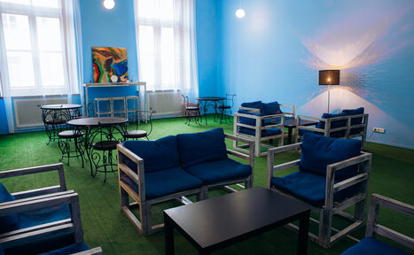 Арендовать Воздушный и светлый зал в прованском стиле