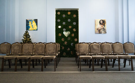 Арендовать Воздушный и светлый зал в прованском стиле