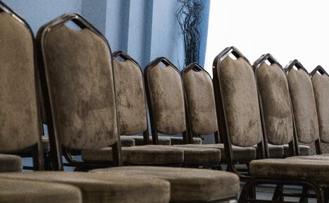 Арендовать Воздушный и светлый зал в прованском стиле