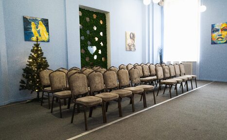 Арендовать Воздушный и светлый зал в прованском стиле