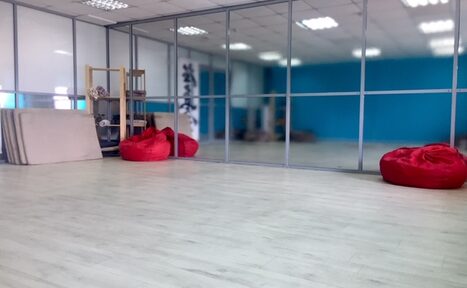 Арендовать Зал в бело-бирюзовых тонах