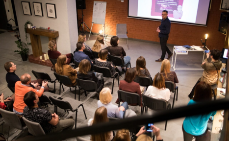 Арендовать Стильный двухуровневый лофт. Парень играет в "бирпонг". На втором плане общаются люди