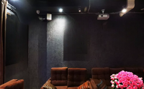 Арендовать Арт-лофт в темных тонах с большим экраном