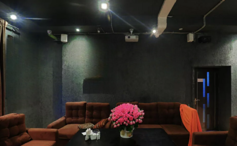 Арендовать Арт-лофт в темных тонах с большим экраном