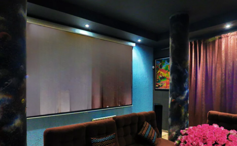 Арендовать Арт-лофт в темных тонах с большим экраном