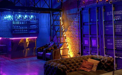 Арендовать Контраст Loft. Барная стойка с барными стульями. Кресла. Картина на стене. Декоративные свисающие лампы