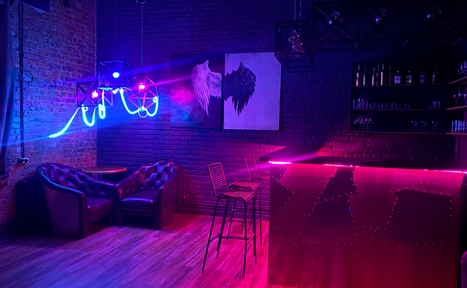 Арендовать Контраст Loft. Диваны, стол. Декорация в виде дверей большого контейнера. Большая навесная люстра с несколькими лампочками. . Телевизор. Стулья. Свёрнутый экран на стене