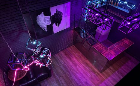 Арендовать Контраст Loft. Летят конфетти. Девушка замахивается рукой, играя в игру