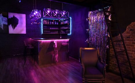 Арендовать Контраст Loft. Барная стойка с барными стульями. Кресла. Картина на стене. Декоративные свисающие лампы