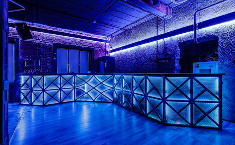 Арендовать Space Loft Лофт-пространство с неоновой подсветкой