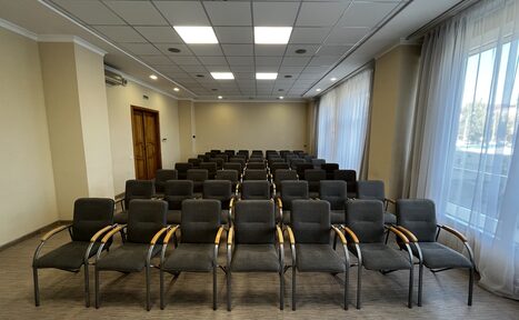 Арендовать  Конференц-зал в бордовых тонах в Ростове-на-Дону