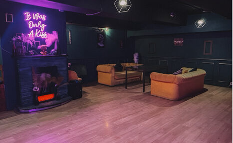 Арендовать Честер. Зал с яркими диванами и камином