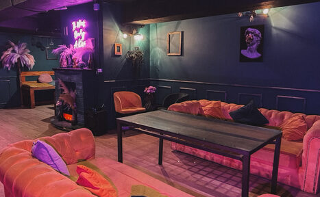 Арендовать Честер. Зал с яркими диванами и камином