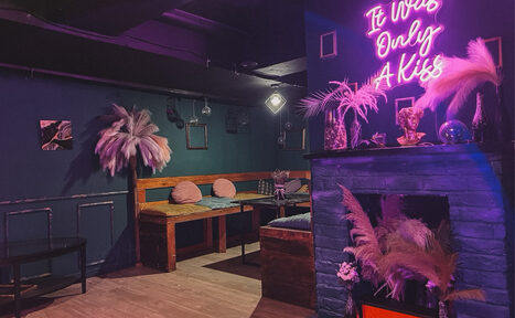 Арендовать Честер. Зал с яркими диванами и камином