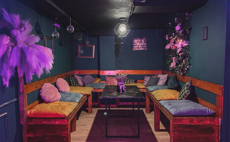 Арендовать Честер. Зал с яркими диванами и камином