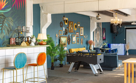 Арендовать Стилизованный лофт с высокими потолками и верандой