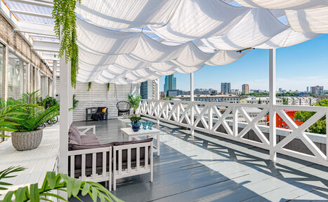 Арендовать Стилизованный лофт с высокими потолками и верандой