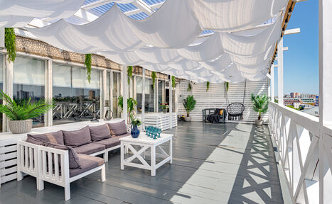 Арендовать Стилизованный лофт с высокими потолками и верандой