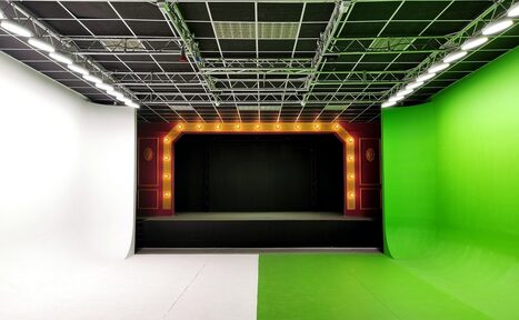 Арендовать Graf-Studio. Зал с театральной сценой и хромакеем