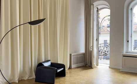 Арендовать Светлое пространство с большим зеркалом и балконом